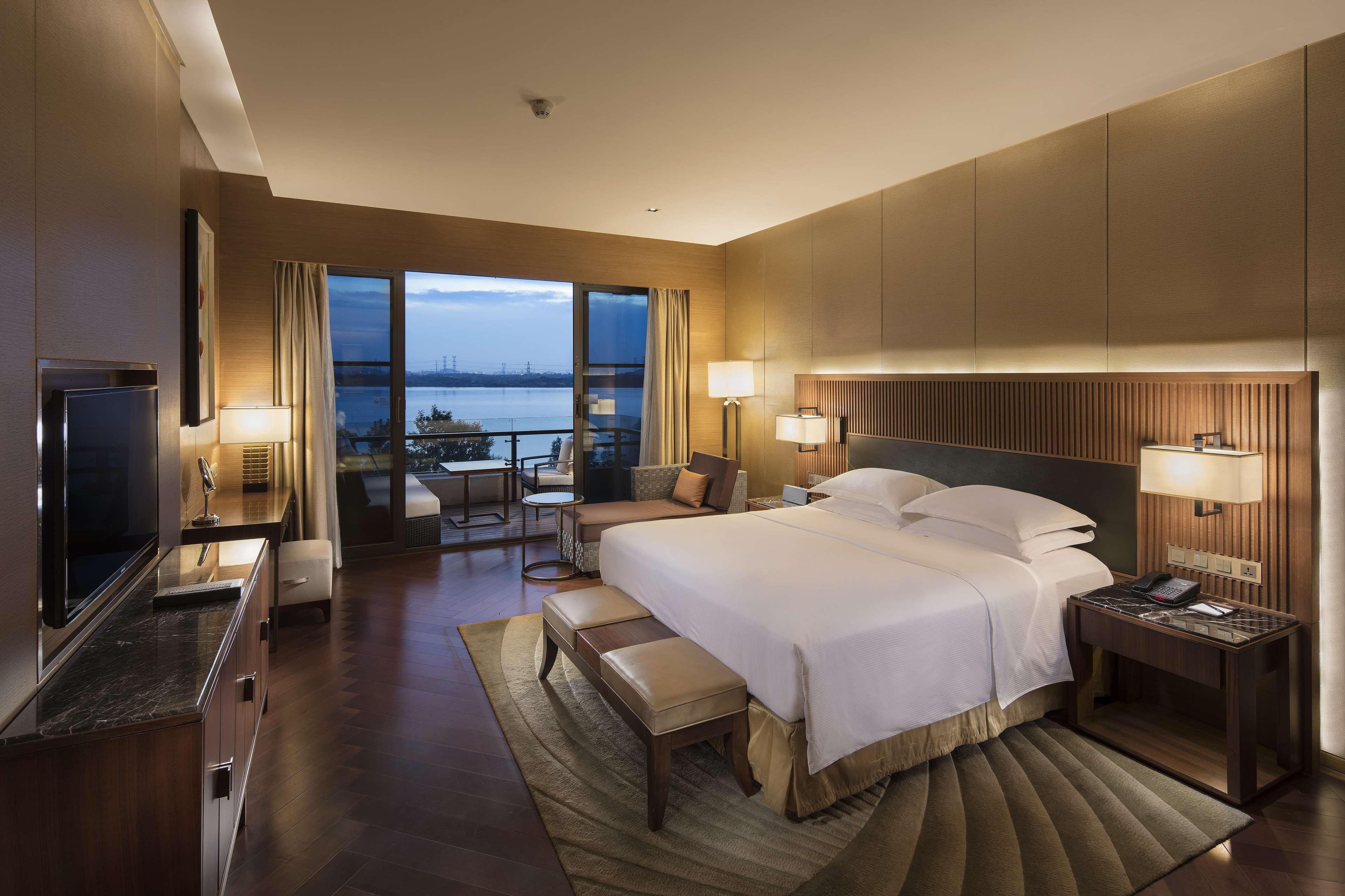 Hilton Wuhan Optics Valley Eksteriør bilde