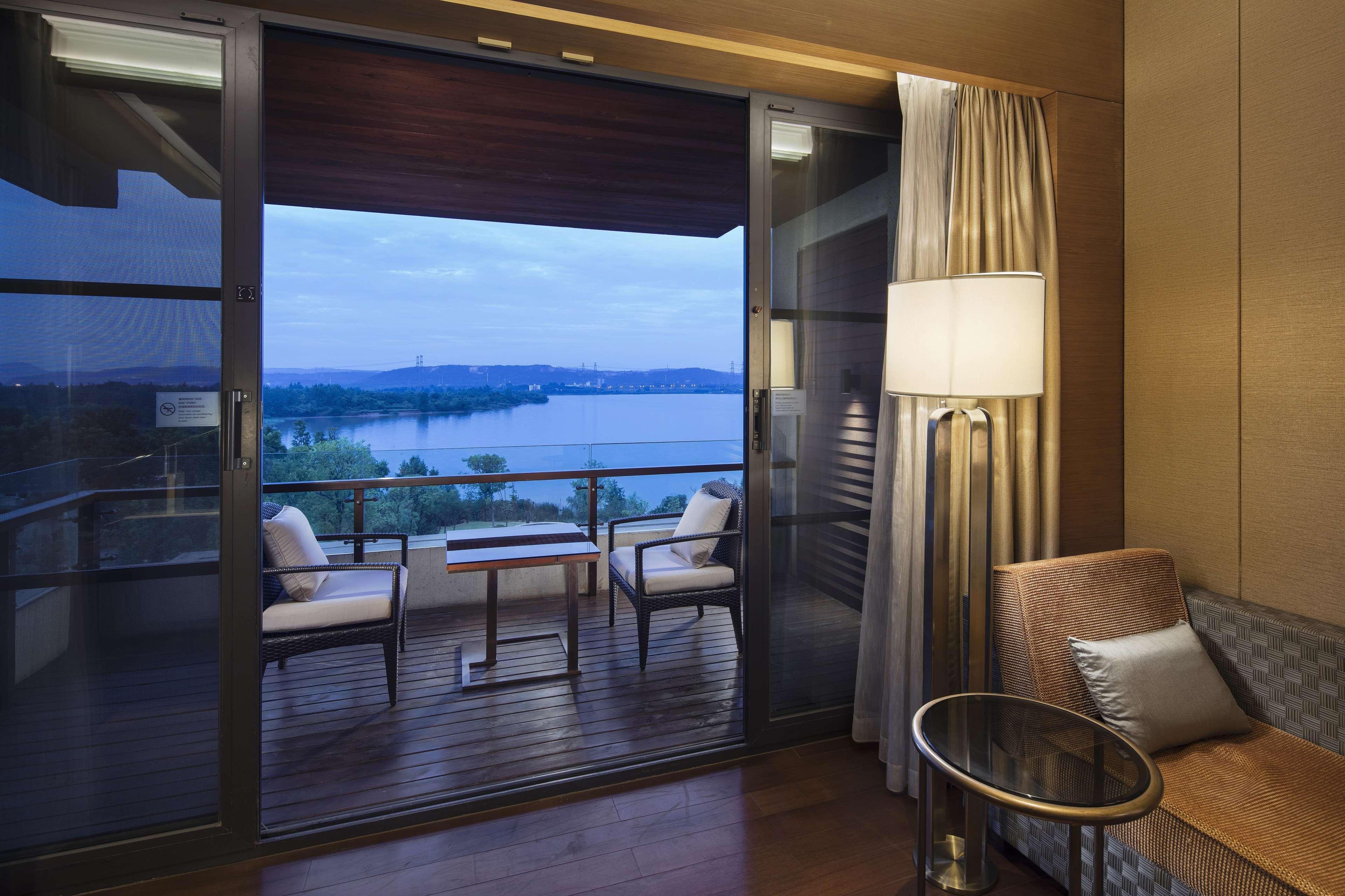 Hilton Wuhan Optics Valley Eksteriør bilde