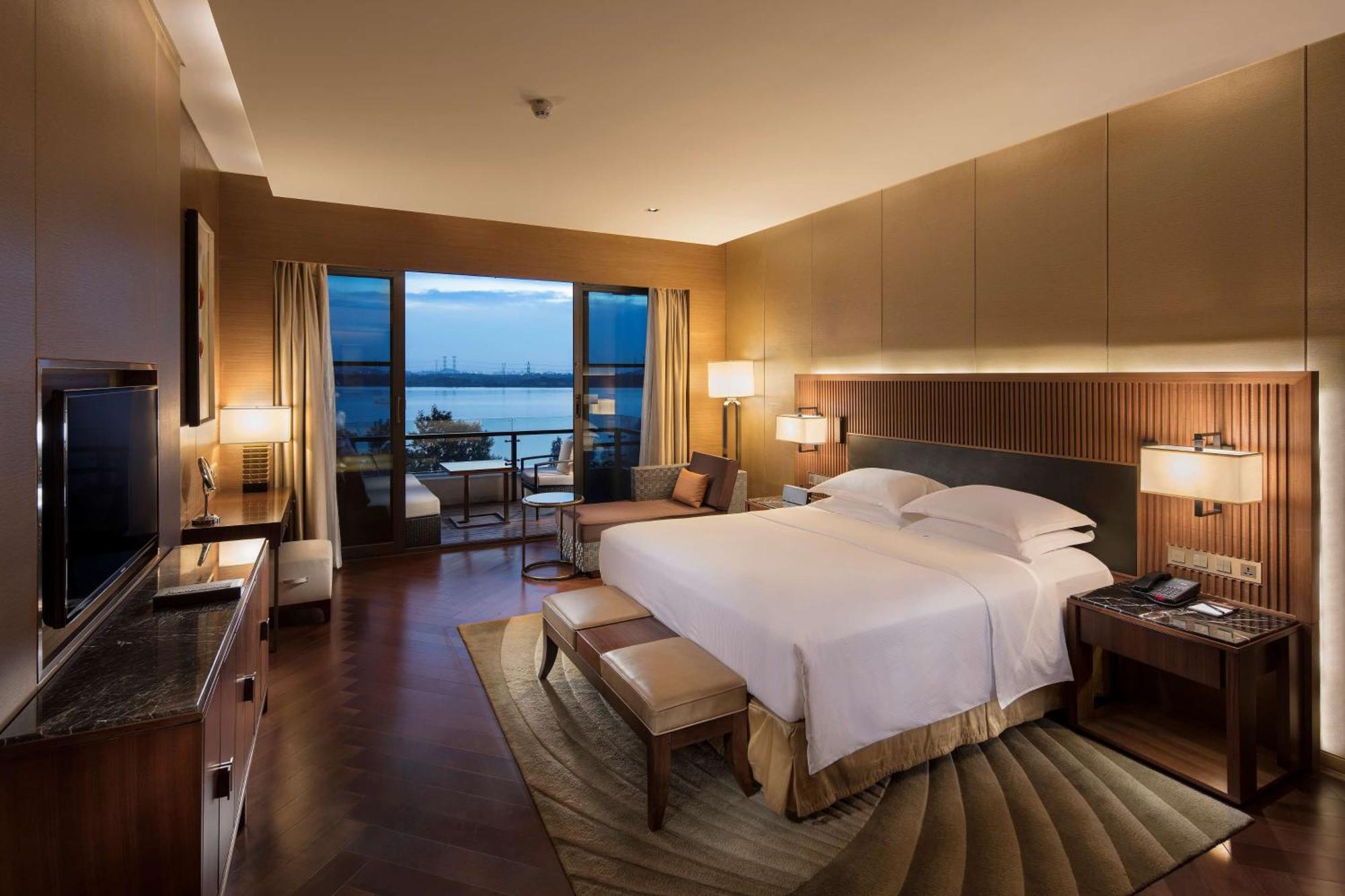 Hilton Wuhan Optics Valley Eksteriør bilde