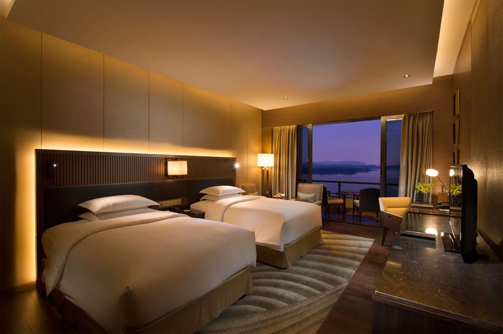 Hilton Wuhan Optics Valley Eksteriør bilde