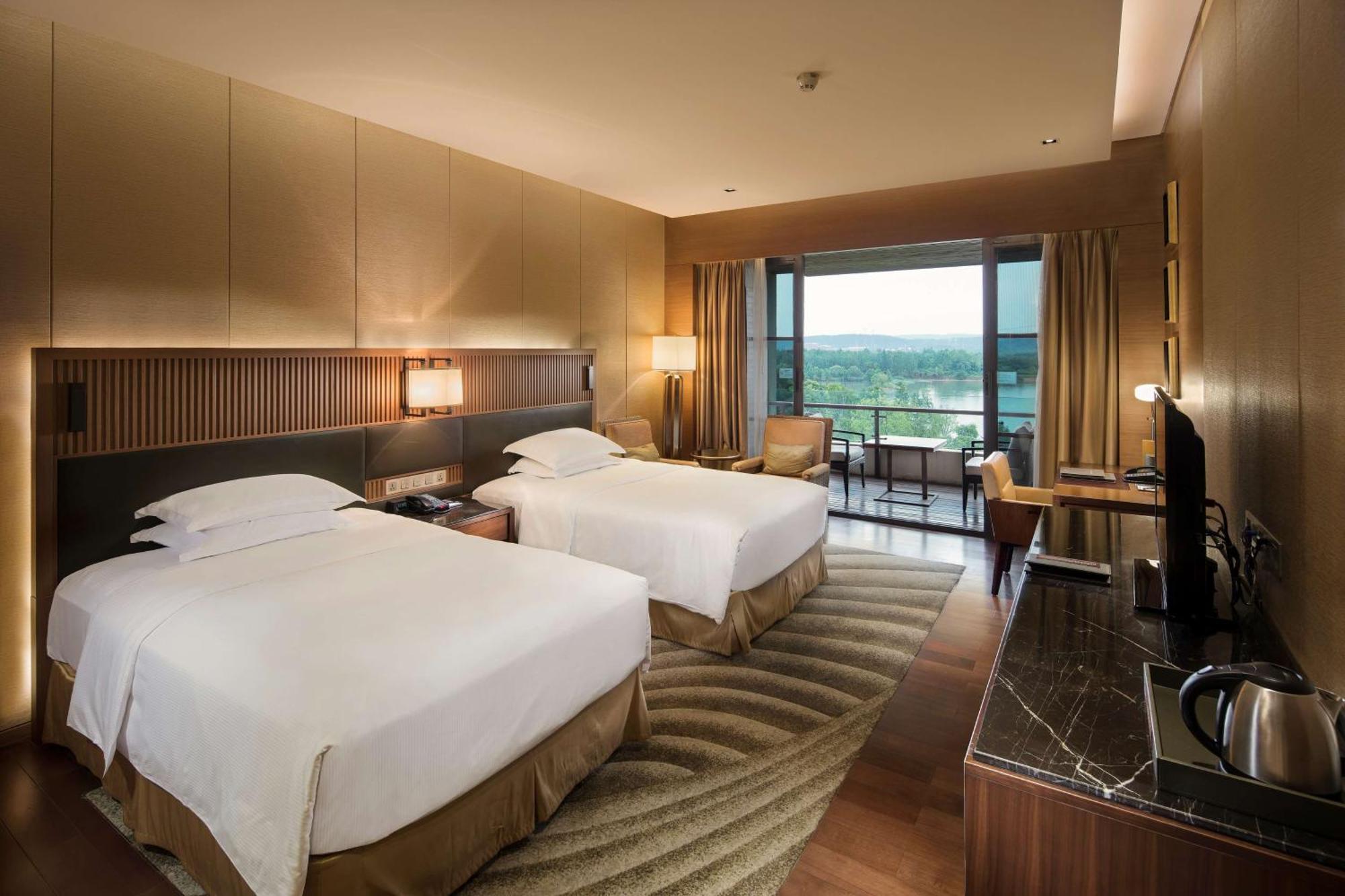 Hilton Wuhan Optics Valley Eksteriør bilde